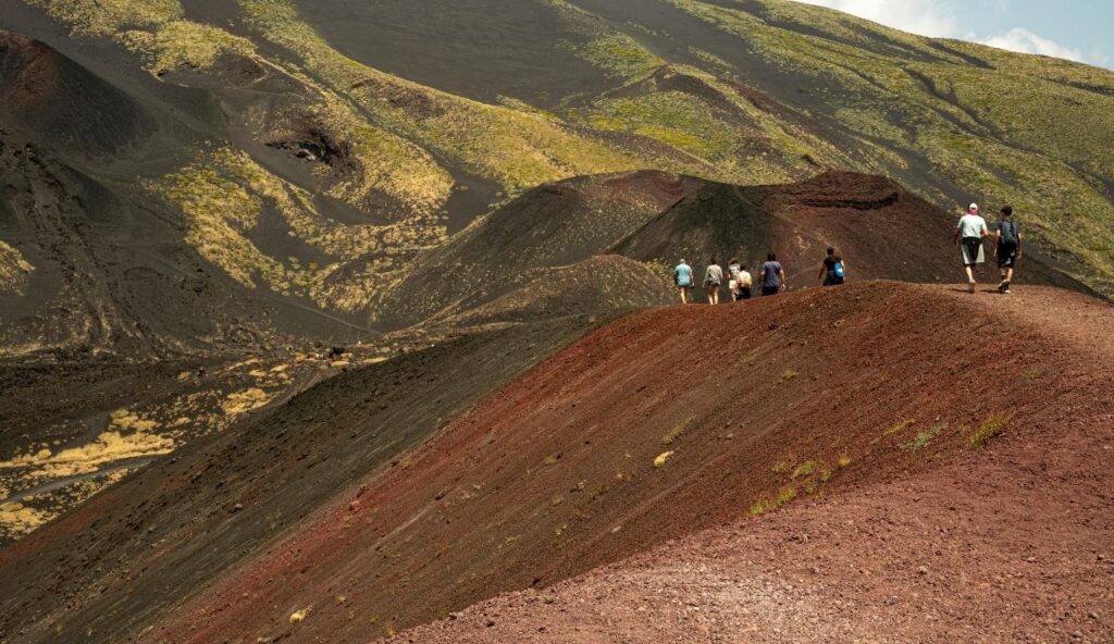Sentiers volcaniques et champs de lave
