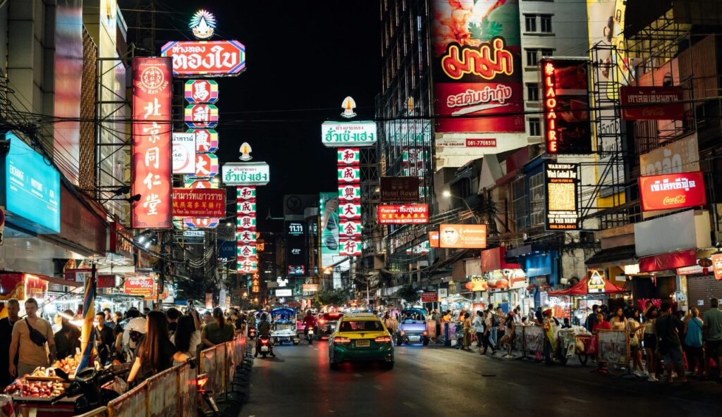 Les marchés nocturnes et les rues lumineuses rendent les villes plus locales