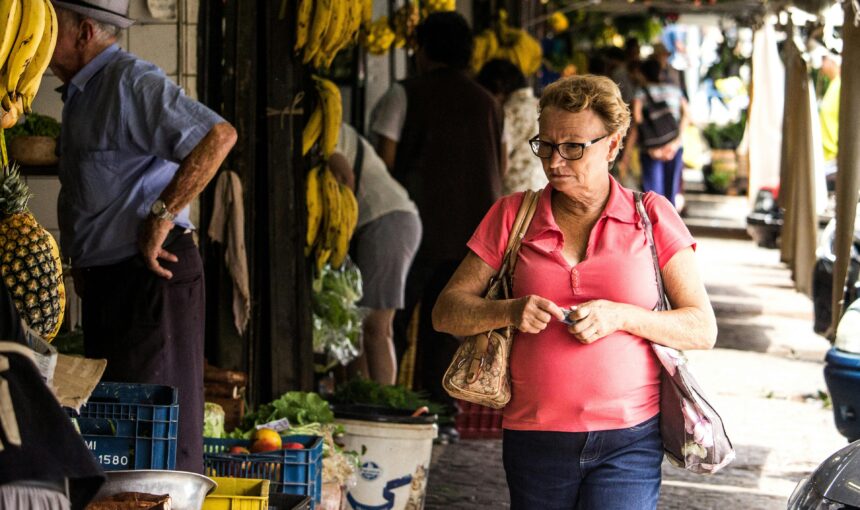 The “Shadow” Method: A Subtle Safety Strategy for Navigating Crowded Foreign Markets Alone